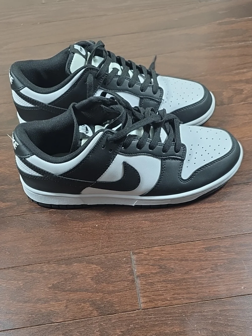 Nike Men's Black and White Low-Top Sneakers